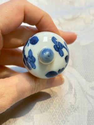 A Chinese blue and white ewer and cover with floral design, Kangxi — photo 10