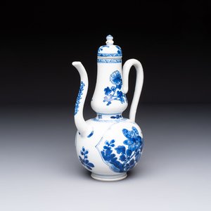 A Chinese blue and white ewer and cover with floral design, Kangxi — photo 1