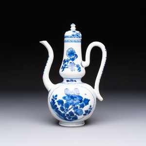 A Chinese blue and white ewer and cover with floral design, Kangxi — photo 2