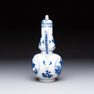 A Chinese blue and white ewer and cover with floral design, Kangxi — photo 3
