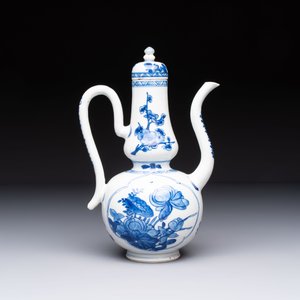 A Chinese blue and white ewer and cover with floral design, Kangxi — photo 4