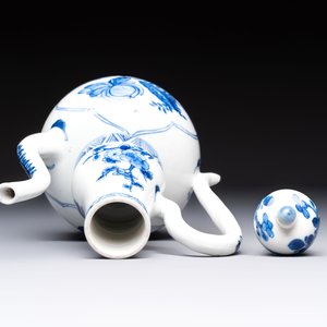 A Chinese blue and white ewer and cover with floral design, Kangxi — photo 6