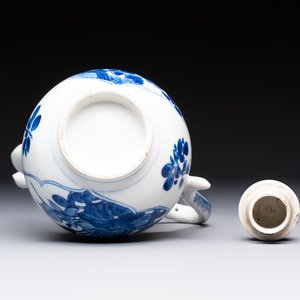 A Chinese blue and white ewer and cover with floral design, Kangxi — photo 7