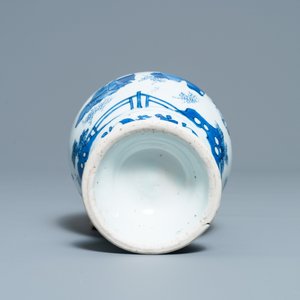 A Chinese blue and white ewer with a scholar being served tea by his servant, Transitional period — 照片 7
