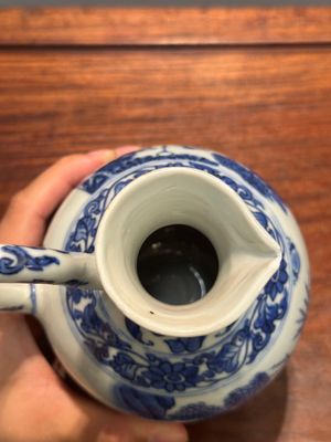 A Chinese blue and white ewer with figures in a landscape, Transitional period — photo 5