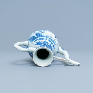 A Chinese blue and white ewer with figures in a landscape, Transitional period — 照片 6