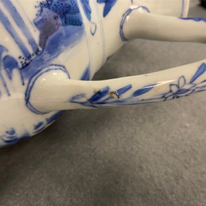 A Chinese blue and white ewer with figures in a landscape, Transitional period — 照片 10