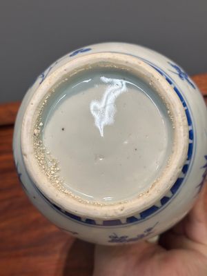 A Chinese blue and white ewer with floral design, Transitional period — 照片 7