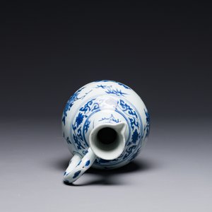 A Chinese blue and white ewer with floral design, Transitional period — 照片 6