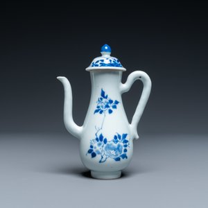 A Chinese blue and white ewer with floral design, Transitional period — 照片 2