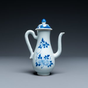 A Chinese blue and white ewer with floral design, Transitional period — 照片 4