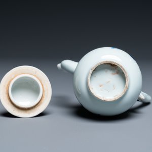 A Chinese blue and white ewer with floral design, Transitional period — 照片 7