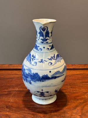 A Chinese blue and white ewer with landscape design, Transitional period — 照片 2