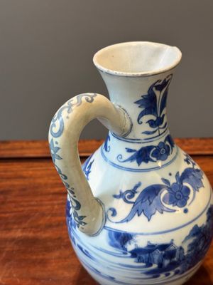 A Chinese blue and white ewer with landscape design, Transitional period — 照片 6