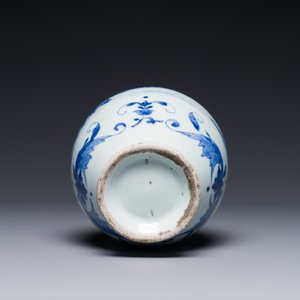 A Chinese blue and white ewer with landscape design, Transitional period — 照片 4