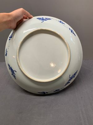 A Chinese blue and white 'execution' dish, Kangxi — photo 2