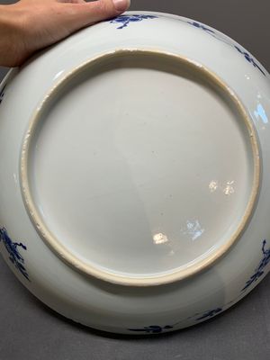 A Chinese blue and white 'execution' dish, Kangxi — photo 3