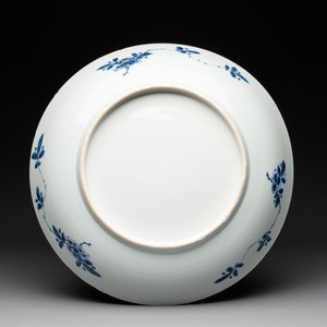 A Chinese blue and white 'execution' dish, Kangxi — photo 2