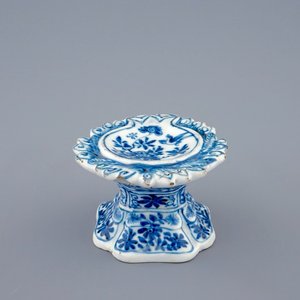 A Chinese blue and white export salt, Kangxi — photo 1
