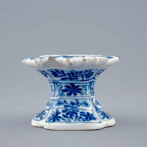 A Chinese blue and white export salt, Kangxi — photo 2
