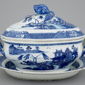 A Chinese blue and white export tureen on stand, Qianlong, 18th C. — photo 1