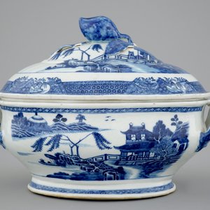 A Chinese blue and white export tureen on stand, Qianlong, 18th C. — photo 3