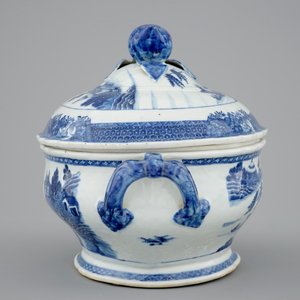 A Chinese blue and white export tureen on stand, Qianlong, 18th C. — photo 6