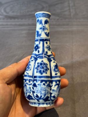A Chinese blue and white facetted bottle vase with floral design, Kangxi — foto 1