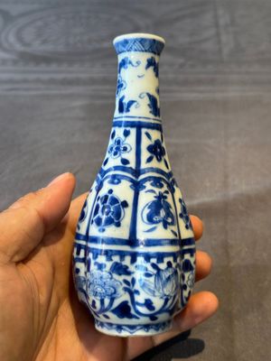 A Chinese blue and white facetted bottle vase with floral design, Kangxi — foto 2