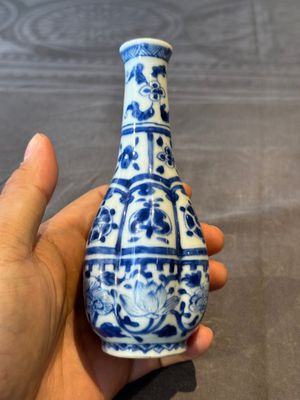 A Chinese blue and white facetted bottle vase with floral design, Kangxi — foto 3