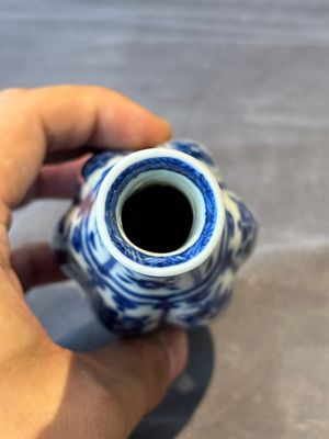 A Chinese blue and white facetted bottle vase with floral design, Kangxi — foto 4
