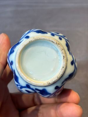 A Chinese blue and white facetted bottle vase with floral design, Kangxi — foto 5