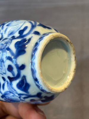 A Chinese blue and white facetted bottle vase with floral design, Kangxi — foto 6