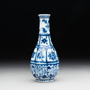 A Chinese blue and white facetted bottle vase with floral design, Kangxi — foto 2