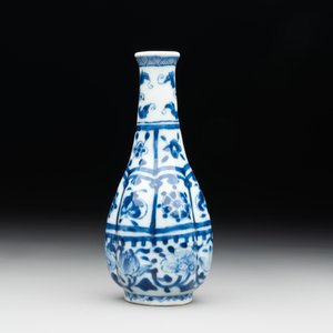 A Chinese blue and white facetted bottle vase with floral design, Kangxi — foto 3