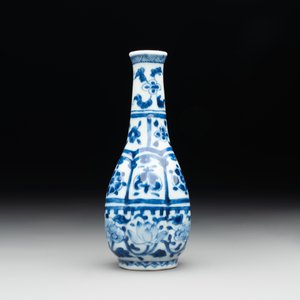A Chinese blue and white facetted bottle vase with floral design, Kangxi — foto 4
