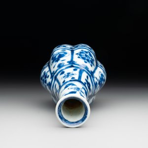 A Chinese blue and white facetted bottle vase with floral design, Kangxi — foto 5
