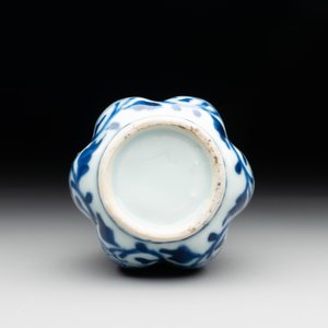 A Chinese blue and white facetted bottle vase with floral design, Kangxi — foto 6