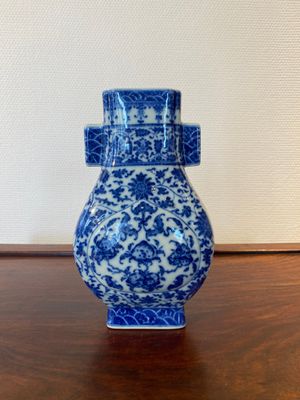 A Chinese blue and white 'fanghu' vase with lotus scrolls, Qianlong mark, 19/20th C. — photo 1