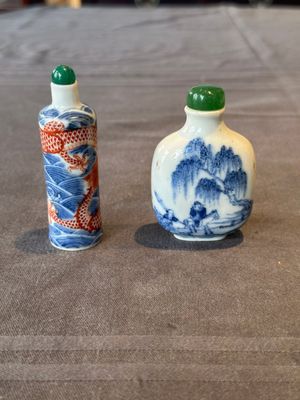 A Chinese blue and white 'figurative' snuff bottle and a blue, white and iron-red 'dragon' snuff bottle, Qianlong mark, 19th C. — photo 1
