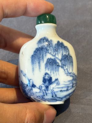 A Chinese blue and white 'figurative' snuff bottle and a blue, white and iron-red 'dragon' snuff bottle, Qianlong mark, 19th C. — photo 11