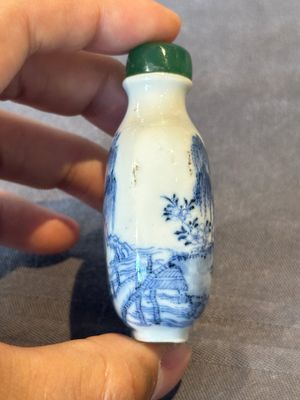 A Chinese blue and white 'figurative' snuff bottle and a blue, white and iron-red 'dragon' snuff bottle, Qianlong mark, 19th C. — photo 12