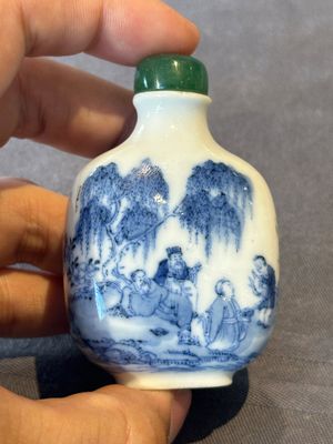 A Chinese blue and white 'figurative' snuff bottle and a blue, white and iron-red 'dragon' snuff bottle, Qianlong mark, 19th C. — photo 13
