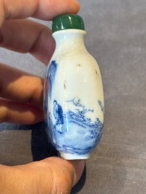 A Chinese blue and white 'figurative' snuff bottle and a blue, white and iron-red 'dragon' snuff bottle, Qianlong mark, 19th C. — photo 14