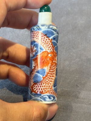 A Chinese blue and white 'figurative' snuff bottle and a blue, white and iron-red 'dragon' snuff bottle, Qianlong mark, 19th C. — photo 2