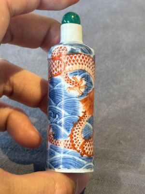 A Chinese blue and white 'figurative' snuff bottle and a blue, white and iron-red 'dragon' snuff bottle, Qianlong mark, 19th C. — photo 3