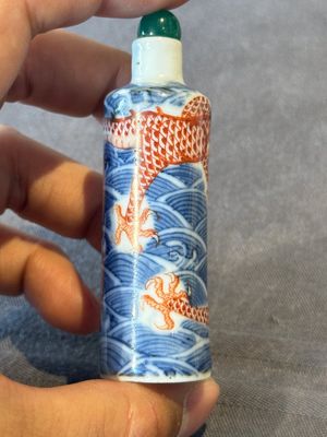 A Chinese blue and white 'figurative' snuff bottle and a blue, white and iron-red 'dragon' snuff bottle, Qianlong mark, 19th C. — photo 4