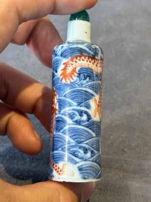 A Chinese blue and white 'figurative' snuff bottle and a blue, white and iron-red 'dragon' snuff bottle, Qianlong mark, 19th C. — photo 5