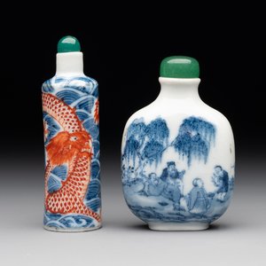 A Chinese blue and white 'figurative' snuff bottle and a blue, white and iron-red 'dragon' snuff bottle, Qianlong mark, 19th C. — photo 1