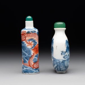 A Chinese blue and white 'figurative' snuff bottle and a blue, white and iron-red 'dragon' snuff bottle, Qianlong mark, 19th C. — photo 2